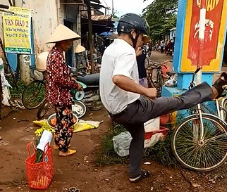 Trưởng công an xã đá bay thau cá của người dân